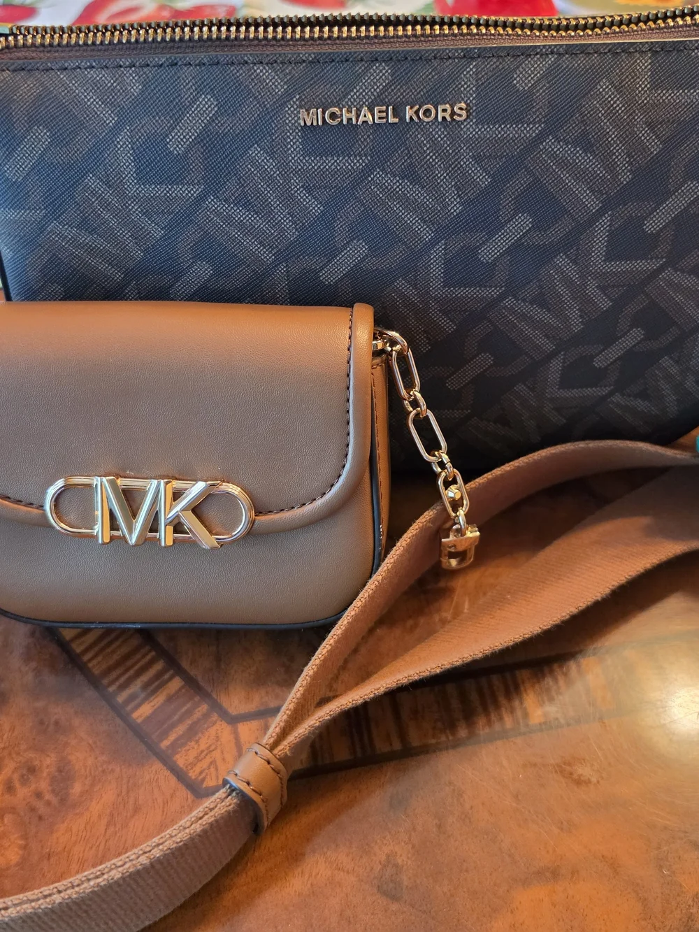 👜 Michael Kors Parker 2-in-1 Crossbody Bag Bundle